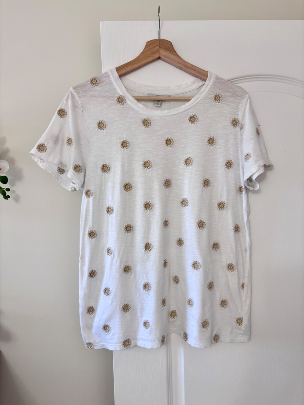 Lucky Brand 100% Cotton Tee Shirt Embroidered Flowers Women’s Size Medium
